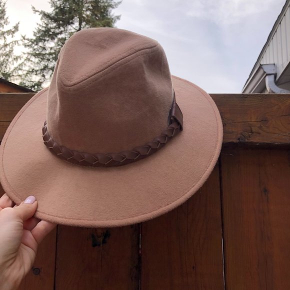 GUESS Hat - Picture 2 of 3